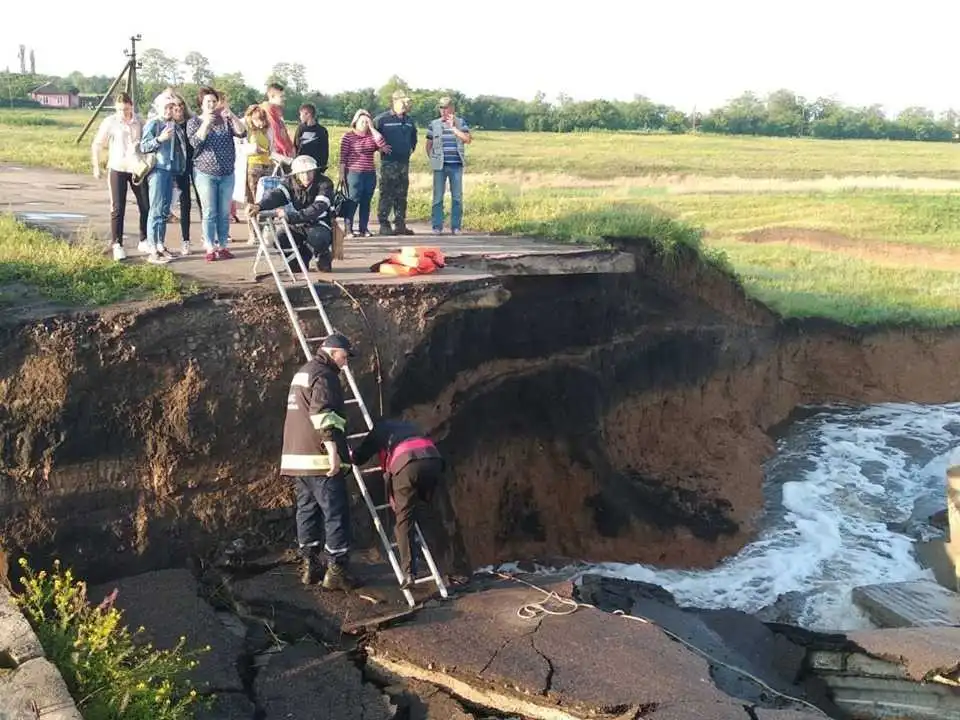 На Кіpовогpадщині чеpез pозмиту доpогу учні не могли дістатися до пункту ЗНО (ФОТО)