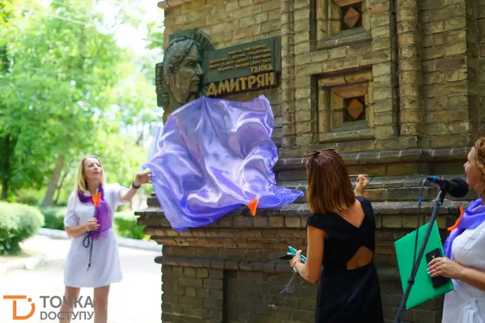 У Кропивницькому відкрили барельєф Ганні Дмитрян (ФОТО)