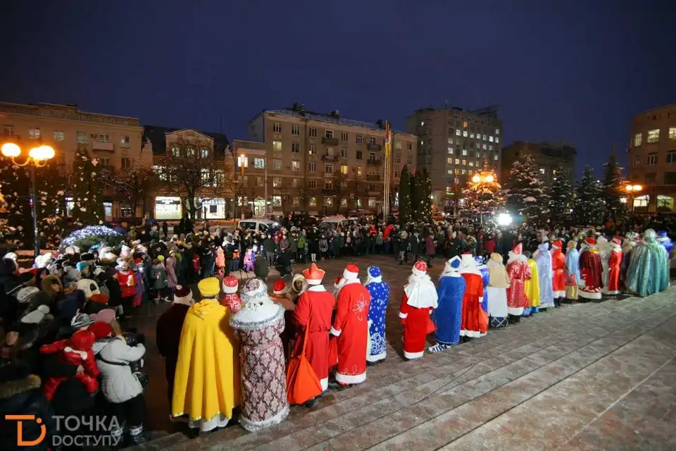 Півсотні Миколаїв та ключі від квартир: у Кропивницькому стартували новорічні свята (ФОТОPЕПОPТАЖ)