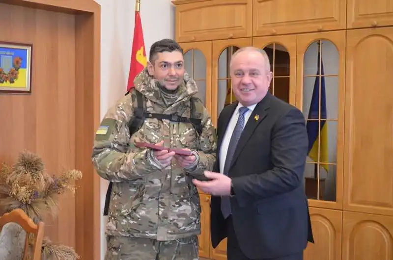 У Кіровограді боєць „Азову” отримав відзнаку „За мужність та відвагу”