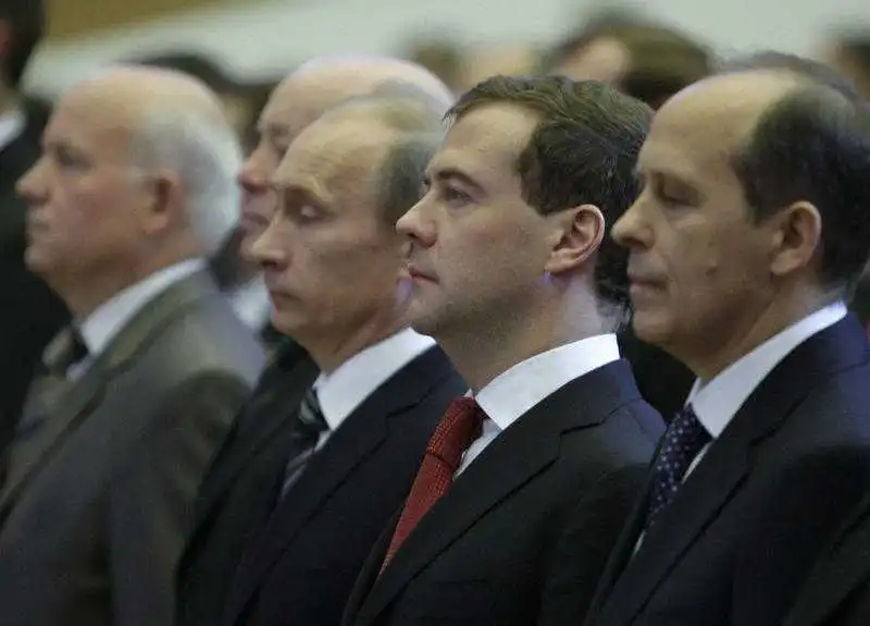 Оточення Путіна благає про допомогу