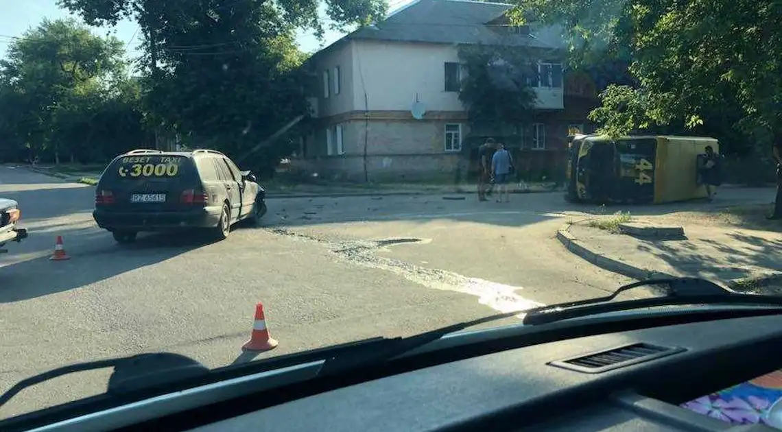 У Кропивницькому після зіткнення з «Mercedes» перекинулась маршрутка (ФОТО) фото 1