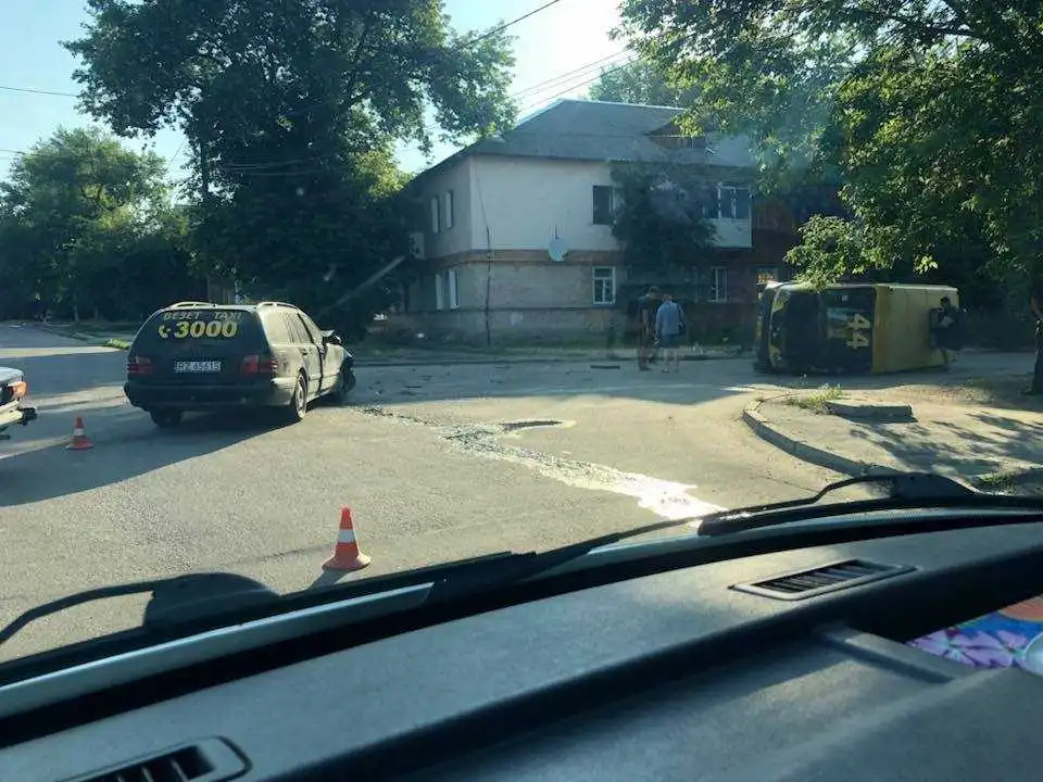 У Кропивницькому після зіткнення з «Mercedes» перекинулась маршрутка (ФОТО)