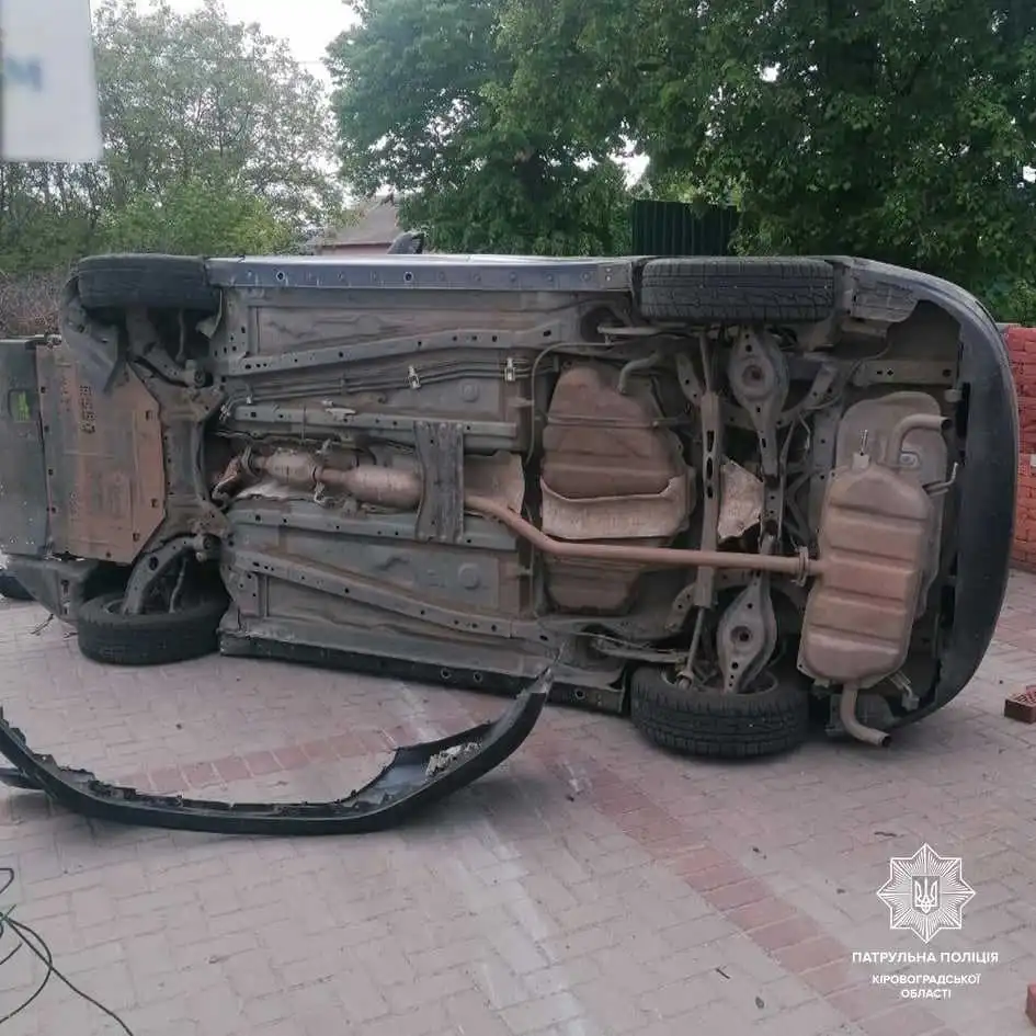 У Кропивницькому на Садовій сталася ДТП: одна з автівок перекинулась (ФОТО)