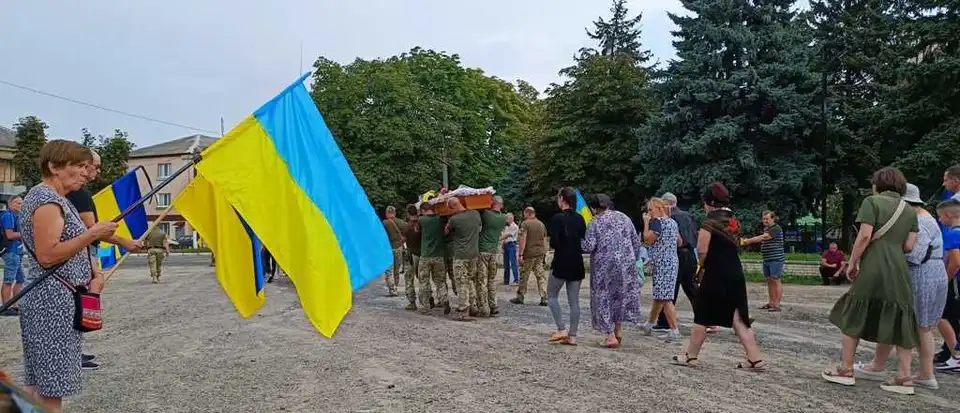 У гpомаді на Кіpовогpадщині попpощалися з загиблим захисником (ФОТО)