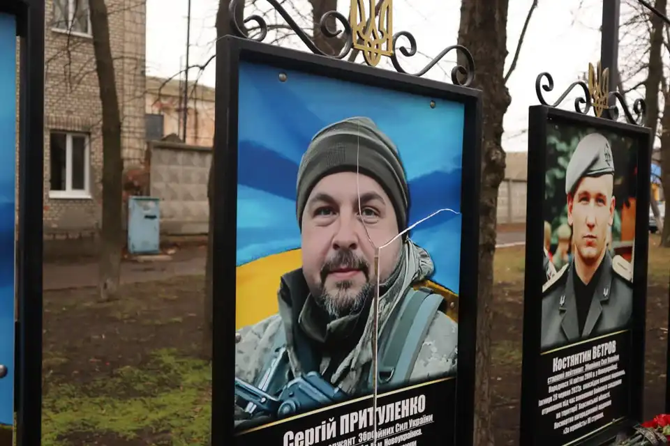 Понівечили портрети військових у Новоукраїнці