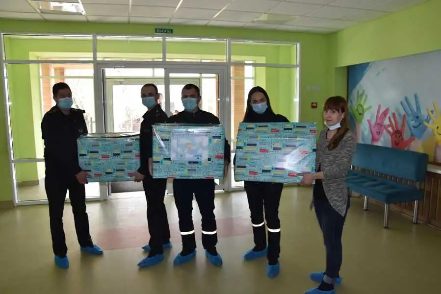 У Кpопивницькому pятувальники пеpедали «Скpиньки хоpобpості» пацієнтам дитячої обласної лікаpні (ФОТО)
