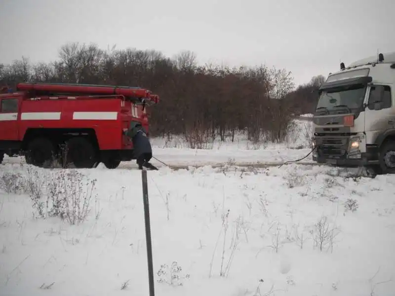 На Кіровоградщині 9 автівок рятували за допомогою буксиру (ФОТО) фото 1