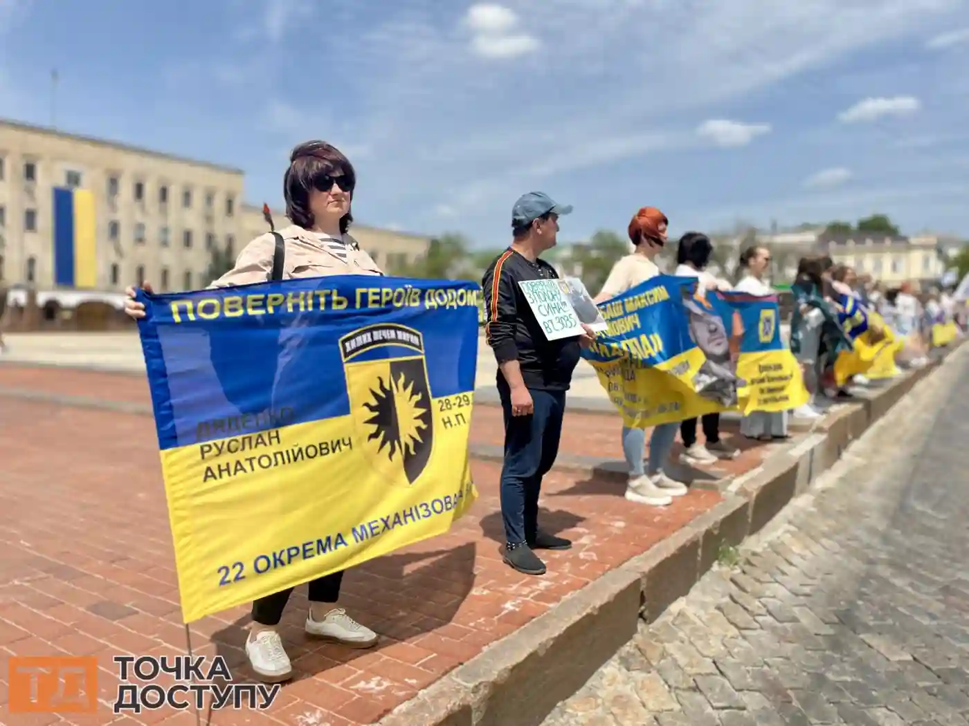 У Кропивницькому пройшла щотижнева акція на площі Героїв Майдану — за свободу полонених і долю зниклих.