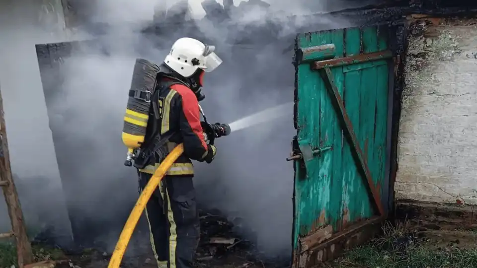 горіла "Таврія" і гараж у селі Казавчин Кіровоградської області