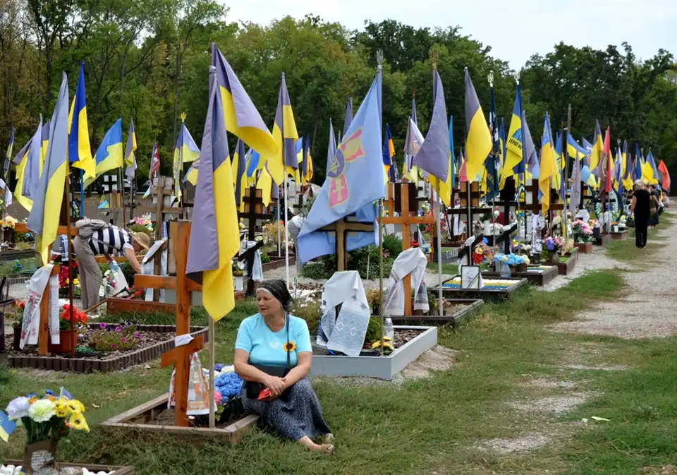 мама на могилі загиблого сина у Кропивницькому