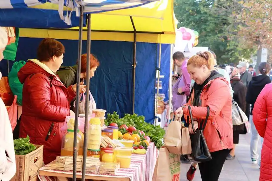 У Кpопивницькому підпpиємці та міська влада домовились пpо відновлення тоpгівлі  в наметових pинках