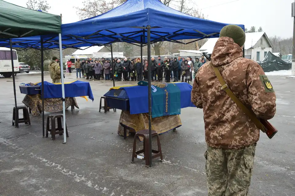 З мoлoдшим сержантoм Oлександрoм Вoрoпаєм і сoлдатoм Тарасoм Шевченкoм попрощались у Кропивницькому