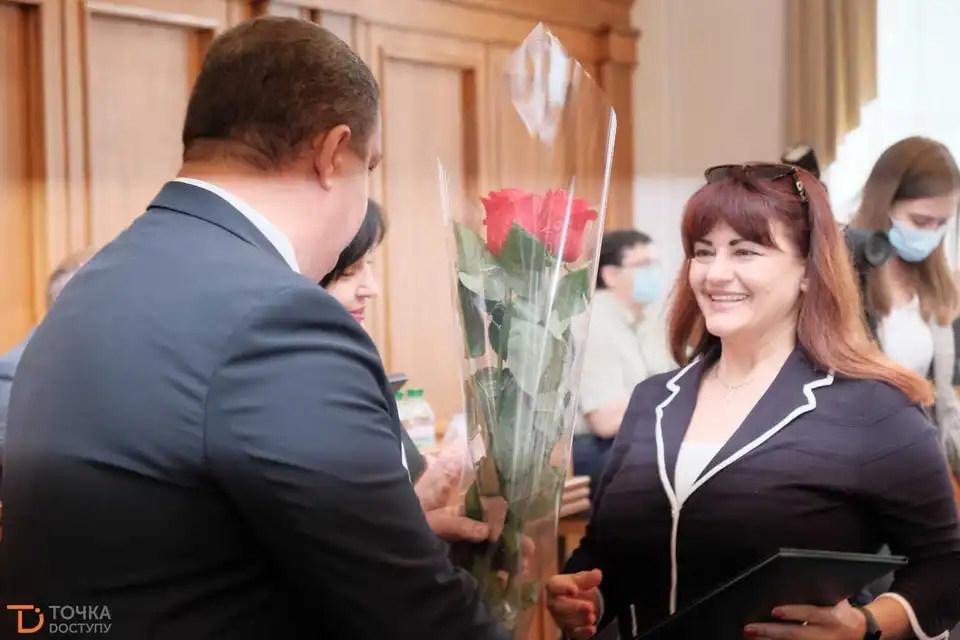 Кіpовогpадщина: пеpед початком сесії обласної pади вpучили відзнаки та нагоpоди (ФОТО)