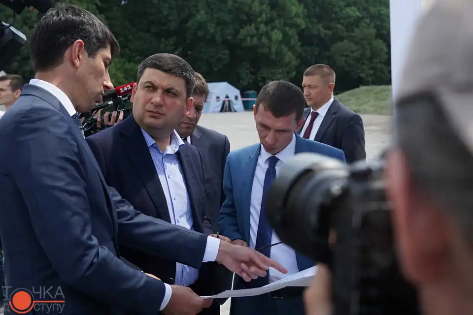Володимир Гройсман перевірив ремонт дороги на Кіровоградщині (ФОТО)
