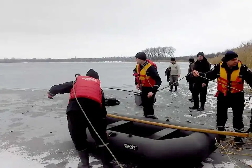 На Кіровоградщині двоє рибалок провалились під лід, один загинув (ФОТО)