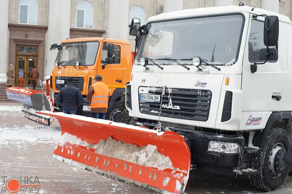 На всі випадки життя: у Кропивницькому презентували нову комунальну техніку (ФОТОРЕПОРТАЖ)