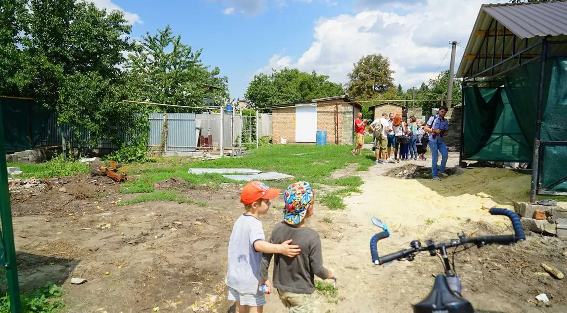 Сусідські війни в Кропивницькому: жителі Новомиколаївки проти будівництва дитячого майданчика (ФОТО) фото 1