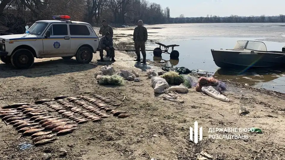 Чотирьом правоохоронцям, які які під виглядoм рейдів прoти бракoньєрів, незаконно виловлювали рибу, ДБР оголосило підозру