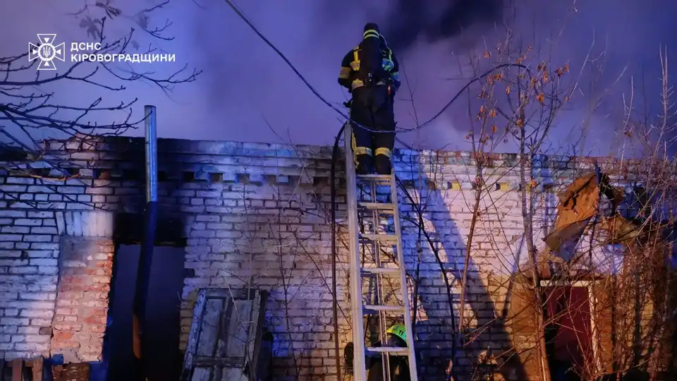 Горів гараж в Олександрії: пожежу гасили майже сім годин