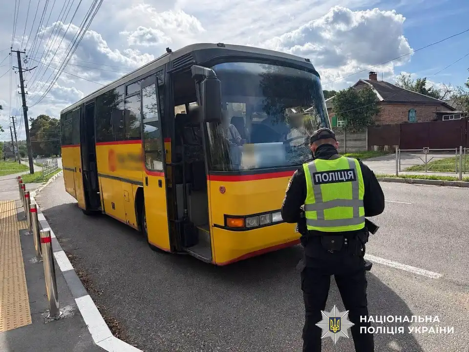 Поліцейські перевіряють автобуси на Кіровоградщині