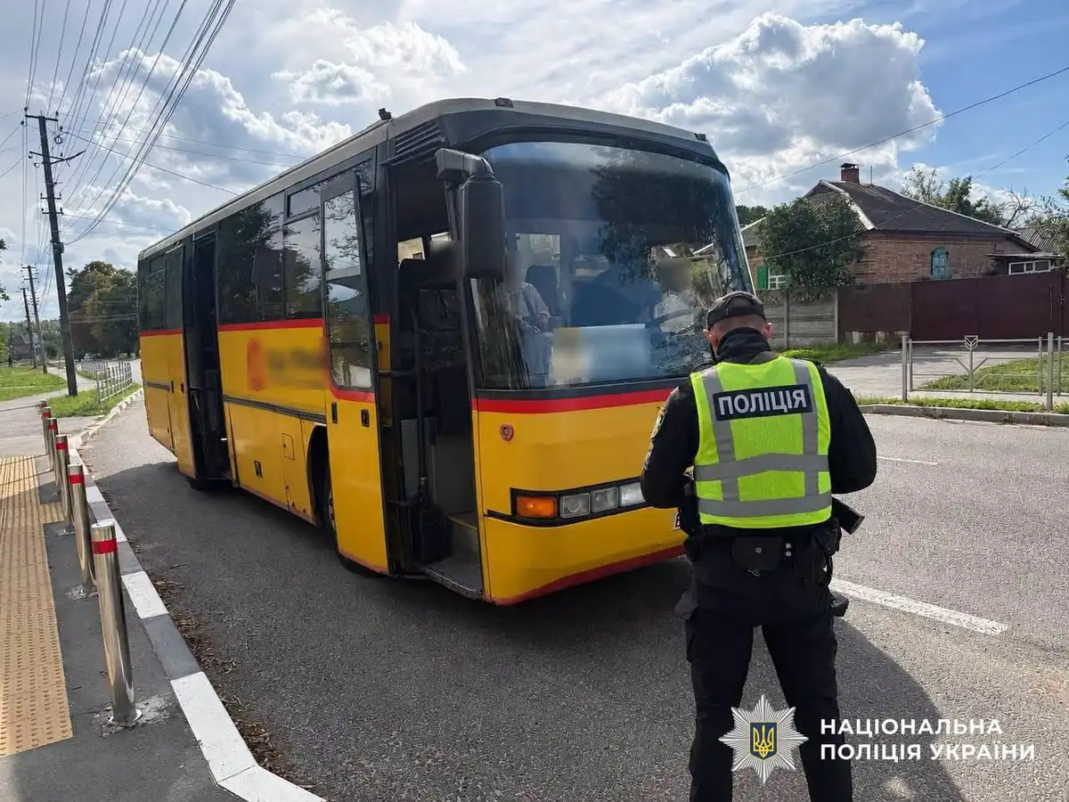Поліцейські перевіряють автобуси на Кіровоградщині
