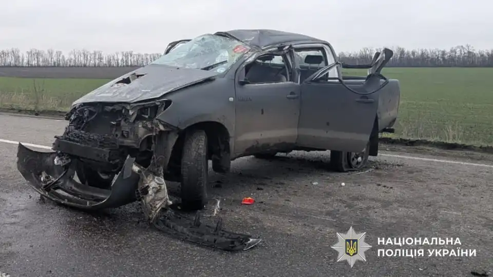 Перекинулася автівка на трасі Кіровоградщини: двоє людей отримали травми