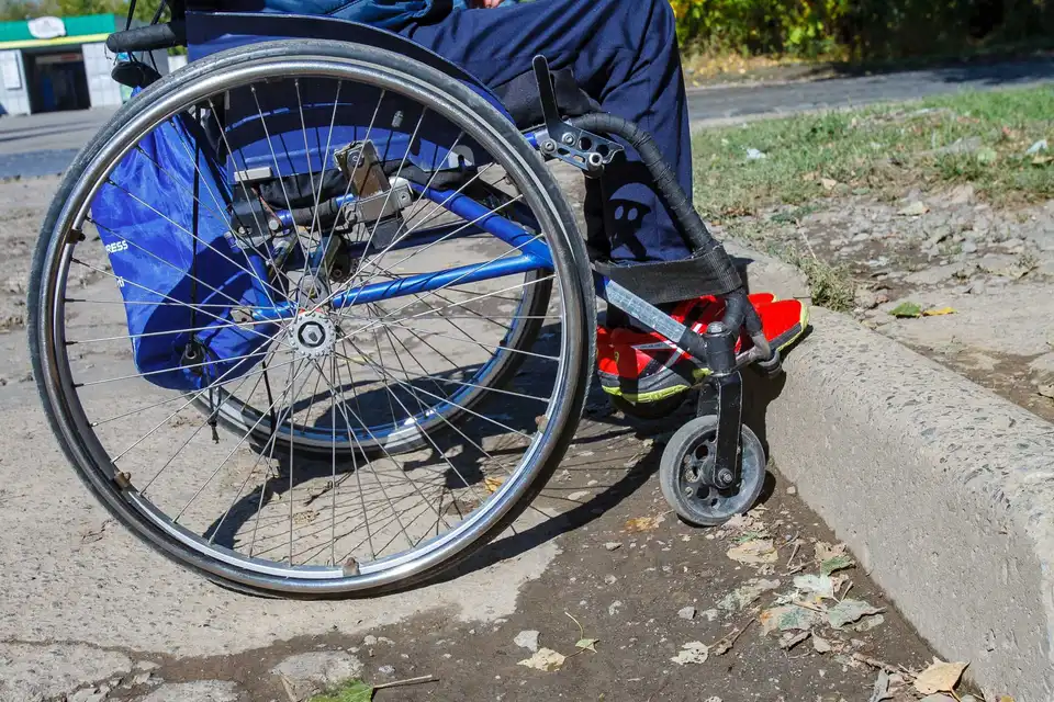 У центрі Кропивницького терміново облаштують спуски для людей на візках