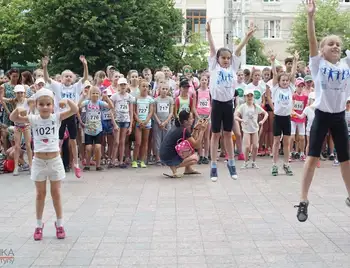 Переможний прапор, зарядка з чемпіоном та масовий забіг: у Кіровограді відкрили "Oлімпійський день" (ФОТОРЕПОРТАЖ) фото 1