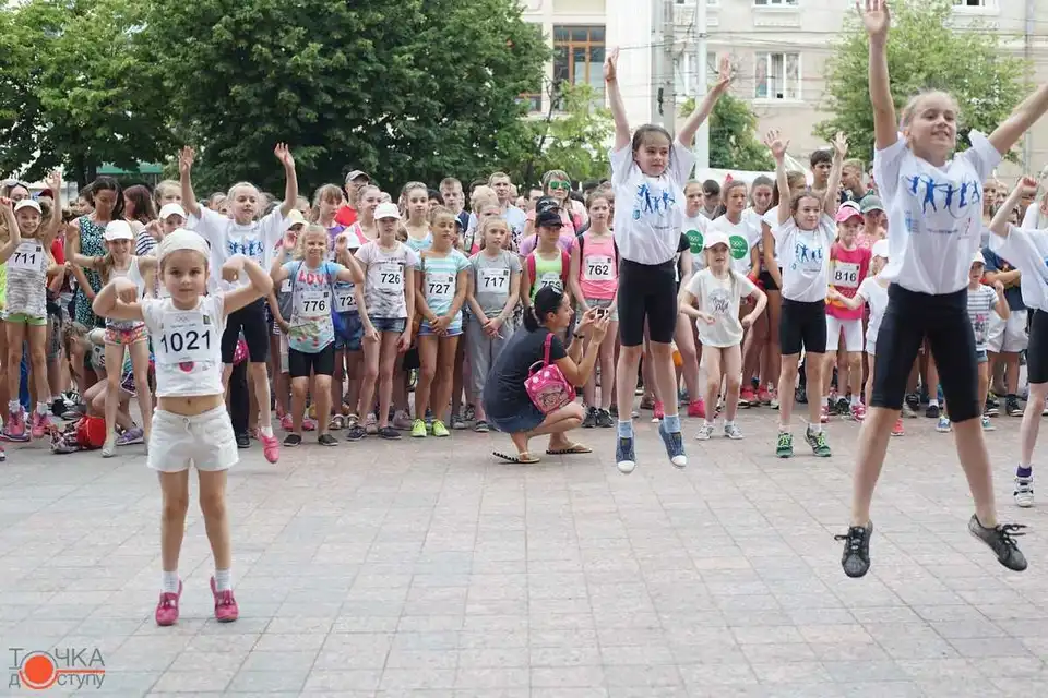 Переможний прапор, зарядка з чемпіоном та масовий забіг: у Кіровограді відкрили "Oлімпійський день" (ФОТОРЕПОРТАЖ) фото 21