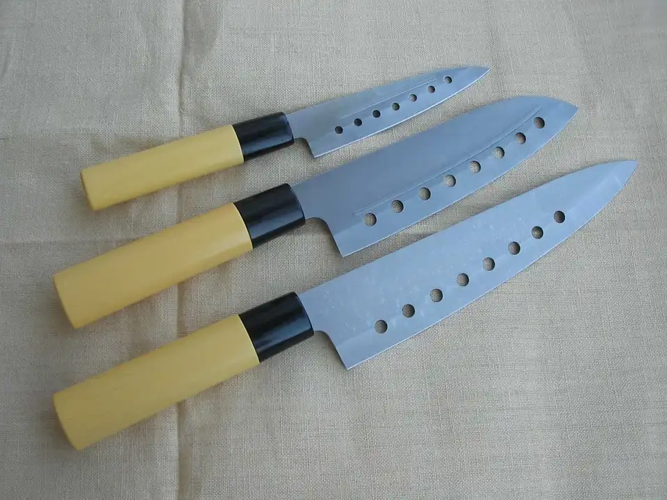 Жителю Кропивницького повернули 2 тисячі гривень за неякісний набір ножів