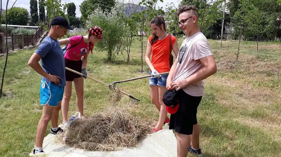 Перша зарплата: кропивницькі школярі почали працювати на громадських роботах (ФОТО)