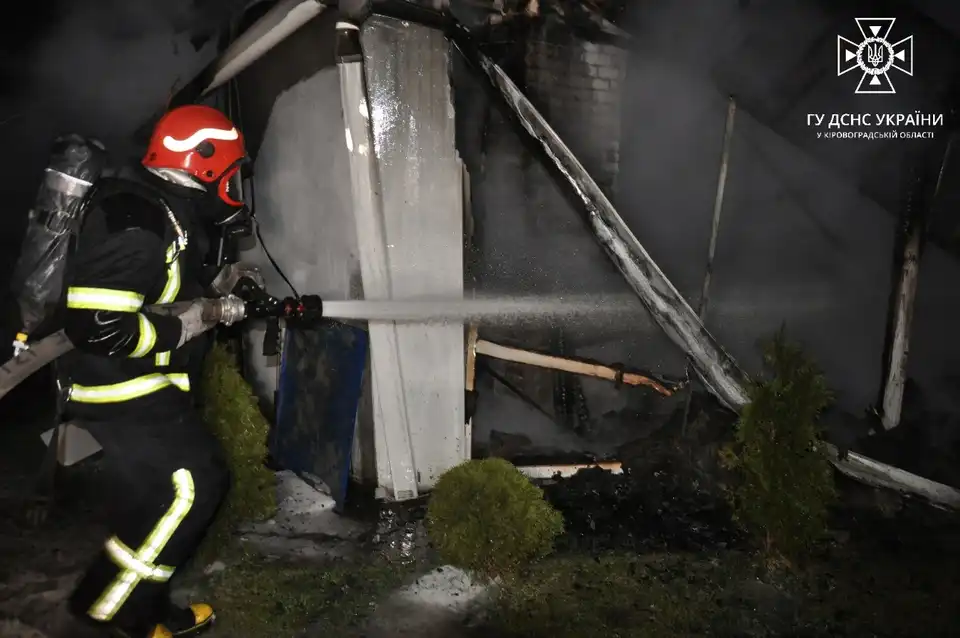 Трьох жінок і чоловіка врятували надзвичайники Кіровоградщини на пожежах
