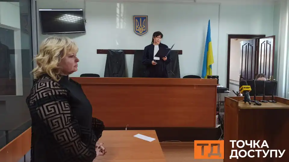 Ларису Костенко не відсторонили від посади
