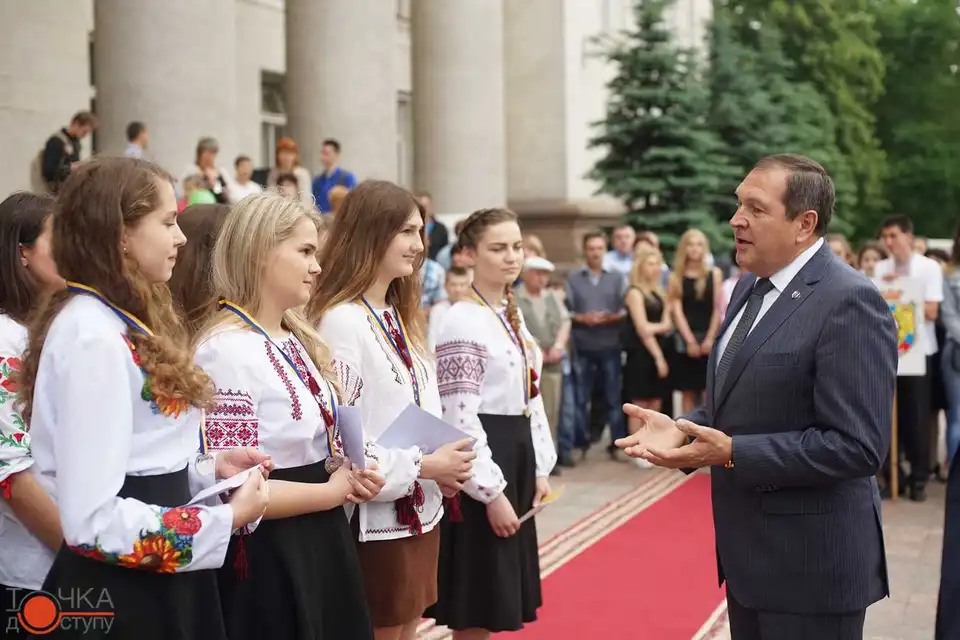 Кращі з кращих: у Кіровограді найуспішнішим випускникам вручили золоті та срібні медалі (ФОТОРЕПОРТАЖ) фото 1