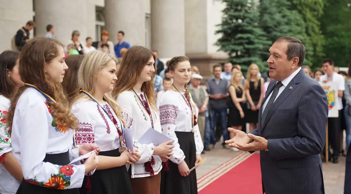 Кращі з кращих: у Кіровограді найуспішнішим випускникам вручили золоті та срібні медалі (ФОТОРЕПОРТАЖ) фото 1