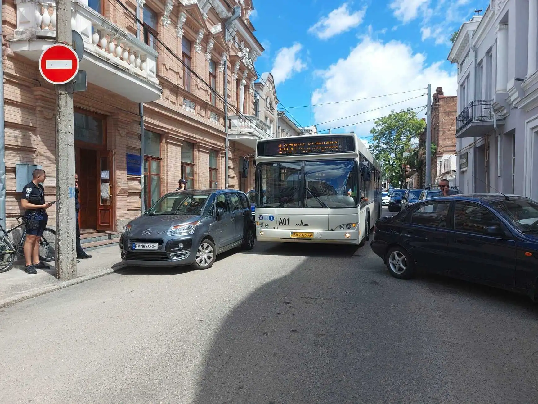 У Кропивницькому припарковані автомобілі заблокували проїзд комунальному автобусу фото 1