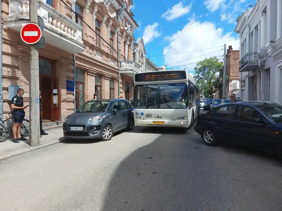 У Кропивницькому припарковані автомобілі заблокували проїзд комунальному автобусу