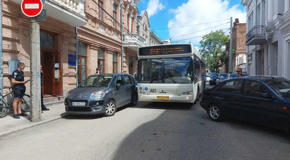 У Кропивницькому припарковані автомобілі заблокували проїзд комунальному автобусу фото 1