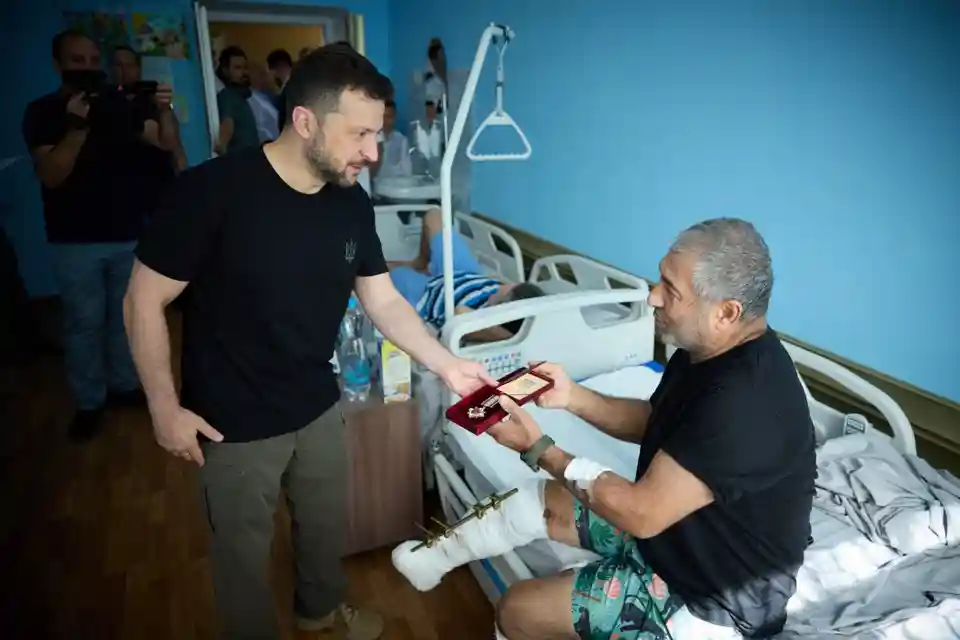 Зеленський нагороджує військового