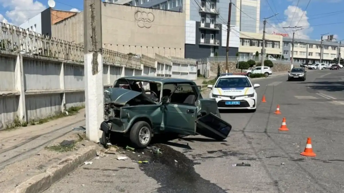 У Кропивницькому ВАЗ в'їхав у стовп: водій та його син отримали травми