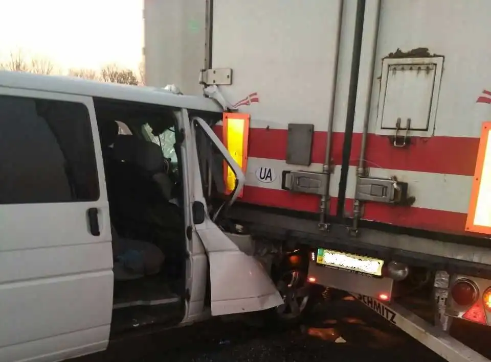 На Кіровоградщині зіткнулися мікроавтобус та вантажівка (ФОТО)