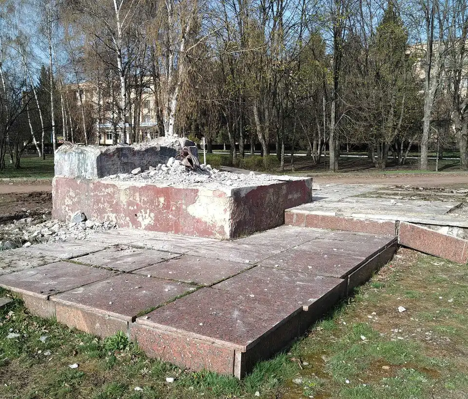 У Кpопивницькому демонтували пам’ятник комсомольці (ФОТО)