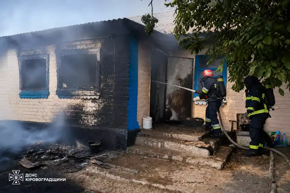 Пожежники гасять пожежу у прибудові в селі Верблюжка