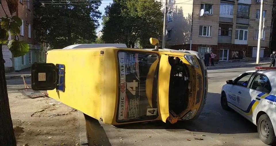 У центрі Кропивницького внаслідок ДТП перекинулася маршрутка (ОНОВЛЕНО) фото 1