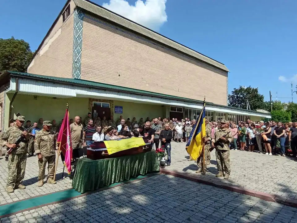 В громаді на Кіровоградщині попрощалися із 33-річним захисником (ФОТО)