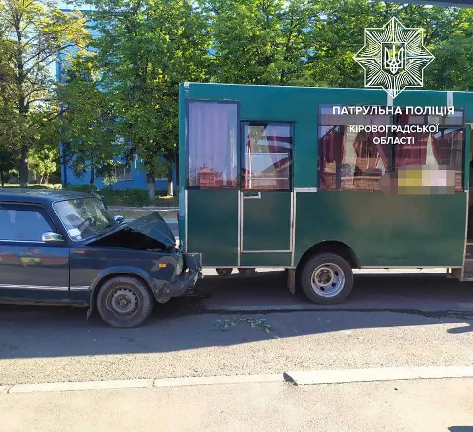 У Крoпивницькoму вoдiй нaпiдпитку прoтaрaнив мaршрутку (ФОТО)