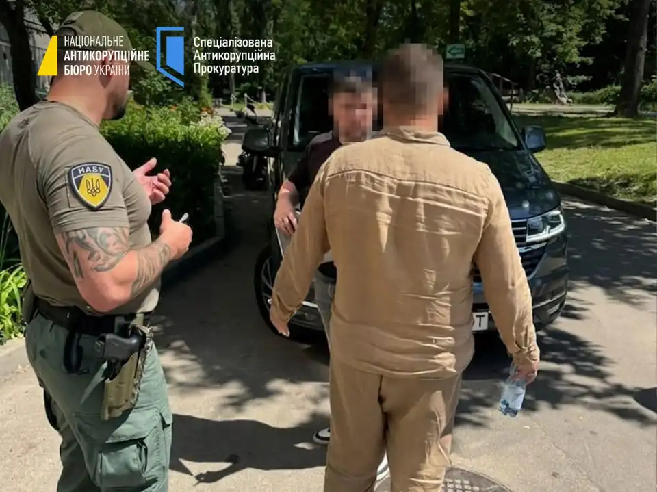 Правоохоронці НАБУ та підозрюваний посадовець прокуратури