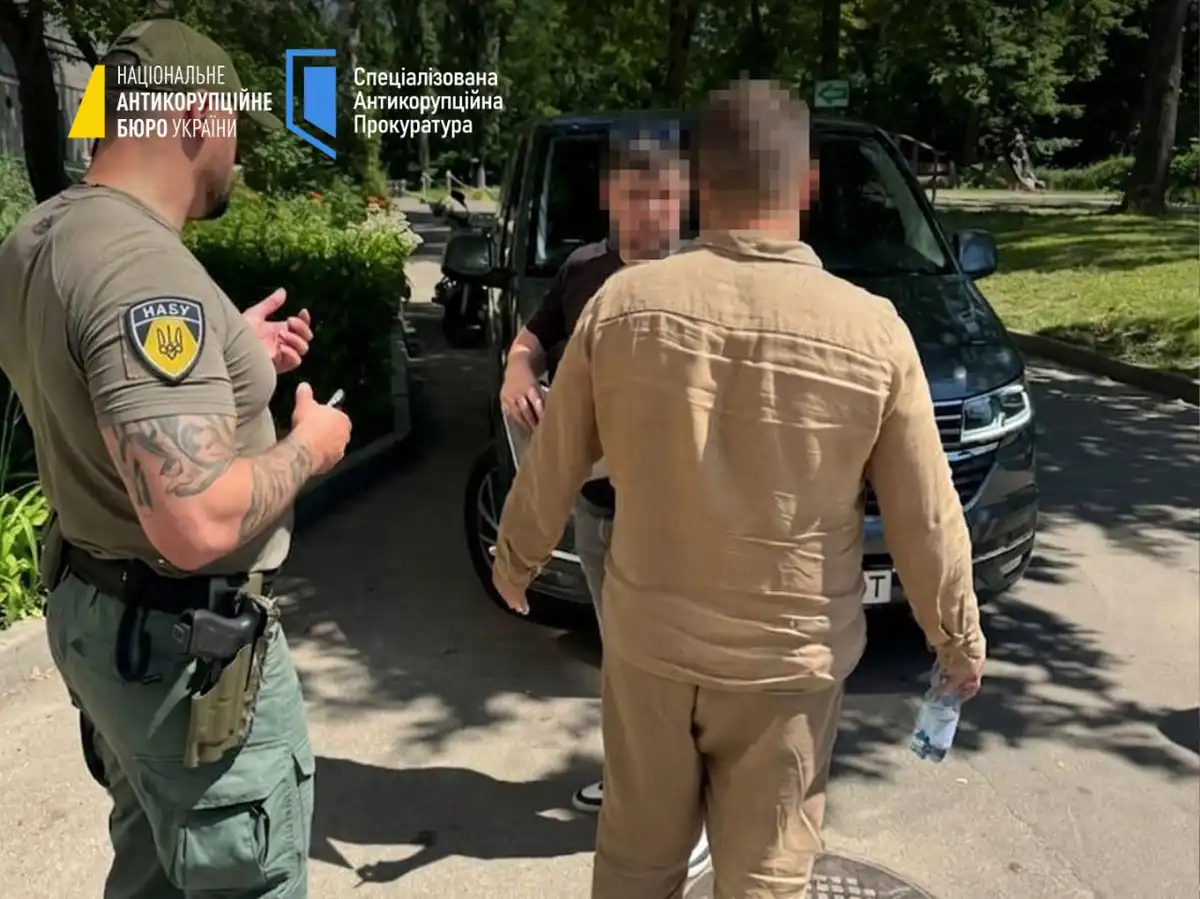 Правоохоронці НАБУ та підозрюваний посадовець прокуратури