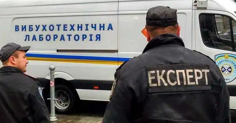 У поліцію повідомили про підозрілий предмет в під’їзді будинку у центрі Кропивницького